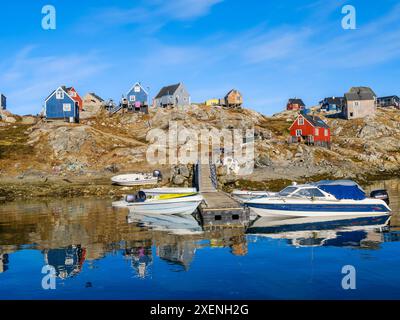 Das kleine Inuit-Dorf Tinit (Tiilerilaaaq) am Ufer des Sermilik-Eisefjords in Ostgrönland, Ammassalik, Königreich Dänemark. Stockfoto