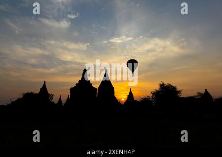 Bagan ist eine der alten Hauptstädte Myanmars und eines der aufstrebenden Touristenziele Myanmars. Ballonfahrt über die Tempel in Sunr Stockfoto