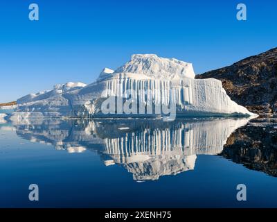 Landschaft mit Eisbergen im Sermilik (Sermiligaaaq)-Eisfjord in Ostgrönland. Ammassalik, Dänisches Gebiet. Stockfoto