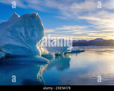 Landschaft mit Eisbergen im Sermilik (Sermiligaaaq)-Eisfjord in Ostgrönland. Ammassalik, Dänisches Gebiet. Stockfoto