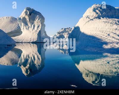 Landschaft mit Eisbergen im Sermilik (Sermiligaaaq)-Eisfjord in Ostgrönland. Ammassalik, Dänisches Gebiet. Stockfoto