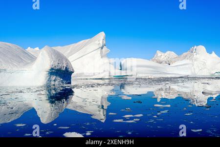 Landschaft mit Eisbergen im Sermilik (Sermiligaaaq)-Eisfjord in Ostgrönland. Ammassalik, Dänisches Gebiet. Stockfoto