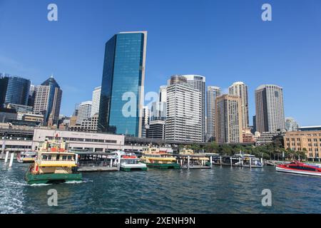 Blick auf den Circular Quay vom Wasser aus mit Blick auf die Skyline des CBD und Sydneys berühmte Fähren, die Sie über den wunderschönen Hafen fahren können. Stockfoto