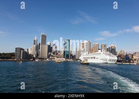 Blick auf den Circular Quay vom Wasser aus mit Blick auf die Skyline des CBD Stockfoto