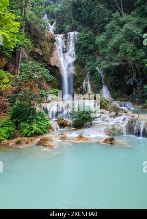 Kuang Si Wasserfall in der Nähe von Luang Prabang Laos. Dieser wunderschöne Wasserfall ist ein beliebter Ort zum Abkühlen im heißen Land Laos. Stockfoto