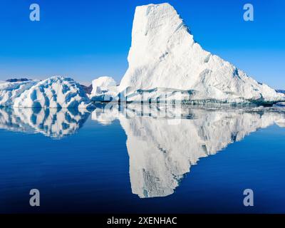 Landschaft mit Eisbergen im Sermilik (Sermiligaaaq)-Eisfjord in Ostgrönland. Ammassalik, Dänisches Gebiet. Stockfoto