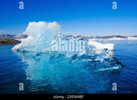 Landschaft mit Eisbergen im Sermilik (Sermiligaaaq)-Eisfjord in Ostgrönland. Ammassalik, Dänisches Gebiet. Stockfoto