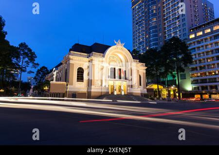 Stadttheater von Ho-Chi-Minh-Stadt, auch bekannt als Siagon-Operahouse bei Nacht mit Ampelpfaden. Das Opernhaus wurde 1897 erbaut und ist Stockfoto