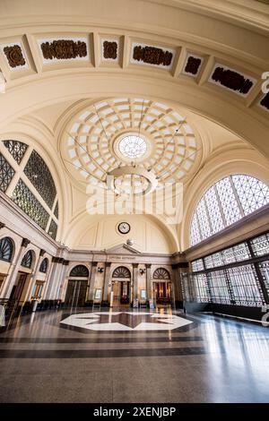 Das Innere des Bahnhofs Estacio de Franca (Bahnhof Franca), barcelona, spanien. Stockfoto