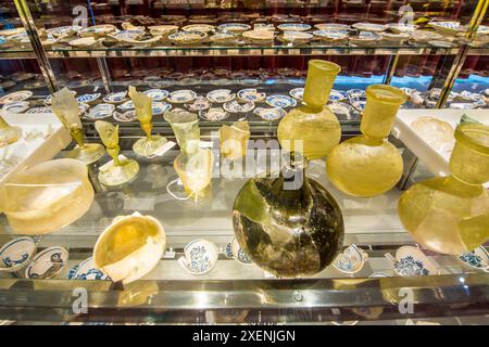 Artefakte im El Born Kultur- und Gedenkzentrum archäologische Stätte und Museum, Barcelona, Spanien. Stockfoto