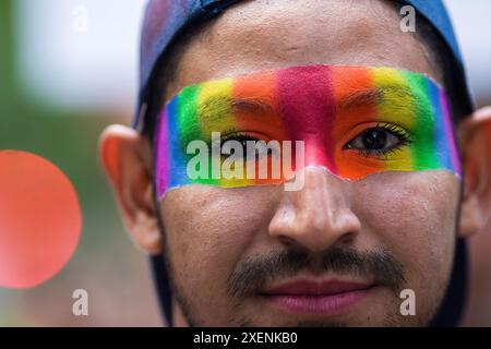 Madrid, Spanien. Juni 2024. Ein Teilnehmer hat eine LGTBI-Flagge in seinen Augen, während der Critical Pride-Demonstration, die in diesem Jahr durch die Straßen Madrids führte, zur Unterstützung des palästinensischen Volkes. Verschiedene Gruppen, aus denen die Madrid Critical Pride Platform besteht, organisierten eine alternative Demonstration gegen die offiziellen World Pride Events und versuchten, die Rechte des LGTBIQ Kollektivs zu verteidigen. Quelle: SOPA Images Limited/Alamy Live News Stockfoto