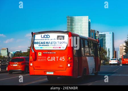 Santiago, Chile - 26. November 2021: Ein Bus mit öffentlichen Verkehrsmitteln Transantiago, oder Red Metropolitana de Movilidad, auf der Linie C01c Stockfoto