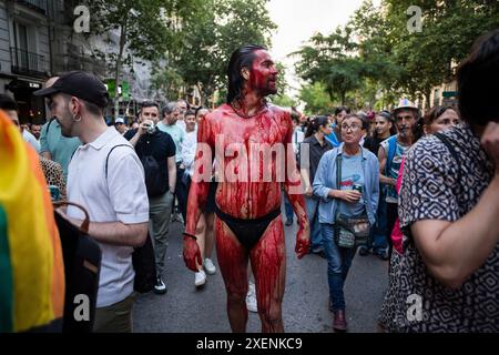 Madrid, Spanien. Juni 2024. Während der Critical Pride-Demonstration, die in diesem Jahr durch die Straßen Madrids führte, hat ein Teilnehmer seinen Körper rot lackiert, und zwar zur Unterstützung des palästinensischen Volkes. Verschiedene Gruppen, aus denen die Madrid Critical Pride Platform besteht, organisierten eine alternative Demonstration gegen die offiziellen World Pride Events und versuchten, die Rechte des LGTBIQ Kollektivs zu verteidigen. Quelle: SOPA Images Limited/Alamy Live News Stockfoto