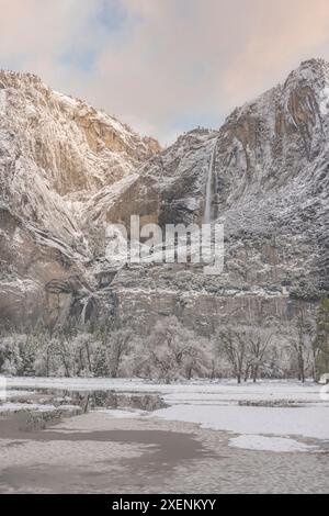 USA, Kalifornien, Yosemite National Park. Obere Yosemite Falls nach Schneesturm. ©Don Grall / Jaynes Gallery / DanitaDelimont.com Stockfoto