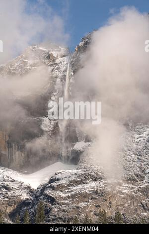 USA, Kalifornien, Yosemite National Park. Obere Yosemite Falls nach Schneesturm. ©Don Grall / Jaynes Gallery / DanitaDelimont.com Stockfoto