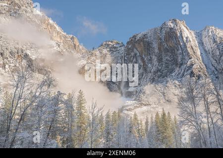 USA, Kalifornien, Yosemite National Park. Obere Yosemite Falls nach Schneesturm. ©Don Grall / Jaynes Gallery / DanitaDelimont.com Stockfoto