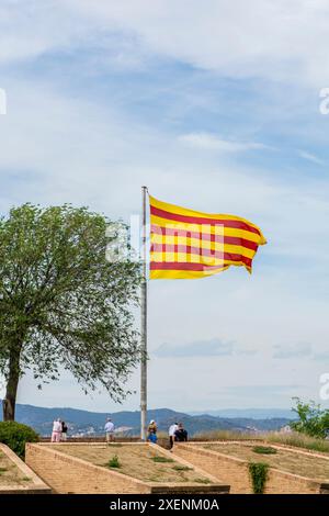 Die katalanische Flagge fliegt über der Burg Montjuic auf dem Berg Montjuic mit Blick auf die Stadt, barcelona, spanien. Stockfoto