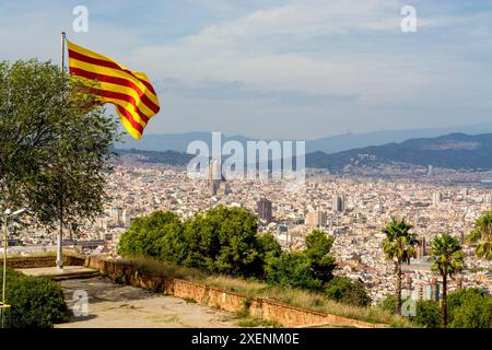 Die katalanische Flagge fliegt über der alten Militärfestung des Montjuic-Schlosses auf dem Berg Montjuic mit Blick auf die Stadt, barcelona, spanien. Stockfoto