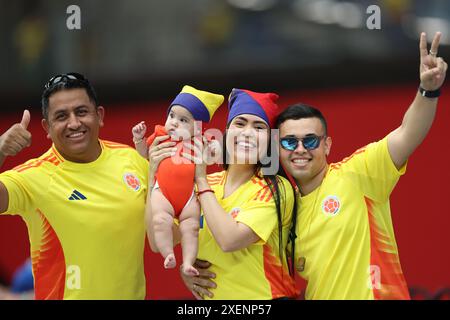 Glendale, USA. Juni 2024. GLENDALE, ARIZONA - 28. JUNI: Fans von Kolumbien posieren vor dem Spiel zwischen Kolumbien und Costa Rica als Teil der Gruppe D der CONMEBOL Copa America 2024 im State Farm Stadium am 28. Juni 2024 in Glendale, USA. (Foto: Alejandro Salazar/PxImages) Credit: PX Images/Alamy Live News Stockfoto