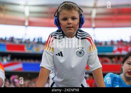 Frankfurt, Deutschland. Juni 2024. Ein junger deutscher Fan beim Spiel der UEFA Euro 2024 zwischen den Nationalmannschaften der Schweiz und Deutschlands im Deutsche Bank Park. Endpunktzahl : Schweiz 1:1 Deutschland Credit: SOPA Images Limited/Alamy Live News Stockfoto