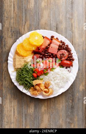 Brasilianische Feijoada, traditionelle Gerichte der brasilianischen Küche, auf Gericht, auf rustikalem Holztisch. Draufsicht Stockfoto