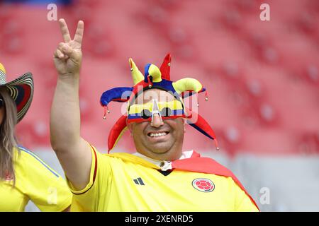 Glendale, Glendale, Arizona, USA. Juni 2024. Ein Fan von Kolumbien Geste vor dem Spiel zwischen Kolumbien und Costa Rica als Teil der Gruppe D der CONMEBOL Copa America 2024 im State Farm Stadium am 28. Juni 2024 in Glendale, USA. (Foto: Alejandro Salazar/PxImages) (Foto: © Alejandro Salazar/PX Imagens via ZUMA Press Wire) NUR ZUR REDAKTIONELLEN VERWENDUNG! Nicht für kommerzielle ZWECKE! Quelle: ZUMA Press, Inc./Alamy Live News Stockfoto