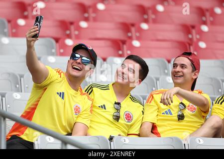 Glendale, Glendale, Arizona, USA. Juni 2024. Die Fans von Kolumbien posieren vor dem Spiel zwischen Kolumbien und Costa Rica als Teil der Gruppe D der CONMEBOL Copa America 2024 im State Farm Stadium am 28. Juni 2024 in Glendale, USA. (Foto: Alejandro Salazar/PxImages) (Foto: © Alejandro Salazar/PX Imagens via ZUMA Press Wire) NUR ZUR REDAKTIONELLEN VERWENDUNG! Nicht für kommerzielle ZWECKE! Quelle: ZUMA Press, Inc./Alamy Live News Stockfoto