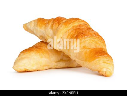 Seitenansicht von zwei köstlichen braunen Croissants im Stapel ist isoliert auf weißem Hintergrund mit Schneidepfad Stockfoto