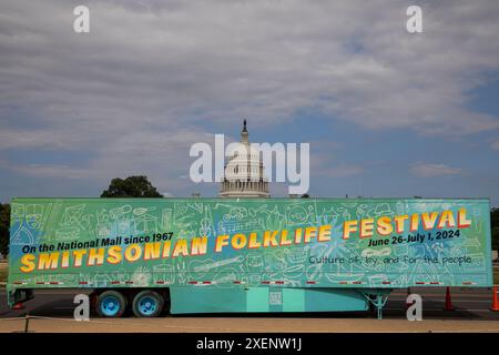 Ein großes Schild ist mit den Worten „Culture of, by, and for the People“ zu sehen, neben anderen informativen Texten beim Smithsonian Folklife Festival in Washington D.C., USA, am 28. Juni 2024. Das Smithsonian Folklife Festival, das 1967 ins Leben gerufen wurde, ist eine internationale Ausstellung zum lebendigen kulturellen Erbe, die jährlich im Sommer in Washington, D.C. in den Vereinigten Staaten präsentiert wird. Das diesjährige Festival „Indigenous Voices of the Americas: Celebrating the National Museum of the American Indian“ beleuchtet die lebendigen Traditionen der indigenen Völker. Quelle: Aashish Kiphayet/Alamy Live News Stockfoto