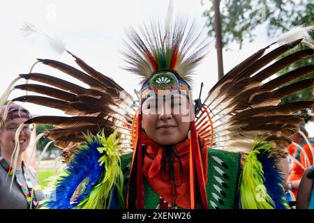 Ein indigener Künstler posiert für Fotografien während des Smithsonian Folklife Festivals in Washington D.C., USA, am 28. Juni 2024. Das Smithsonian Folklife Festival, das 1967 ins Leben gerufen wurde, ist eine internationale Ausstellung zum lebendigen kulturellen Erbe, die jährlich im Sommer in Washington, D.C. in den Vereinigten Staaten präsentiert wird. Das diesjährige Festival „Indigenous Voices of the Americas: Celebrating the National Museum of the American Indian“ beleuchtet die lebendigen Traditionen der indigenen Völker. Quelle: Aashish Kiphayet/Alamy Live News Stockfoto