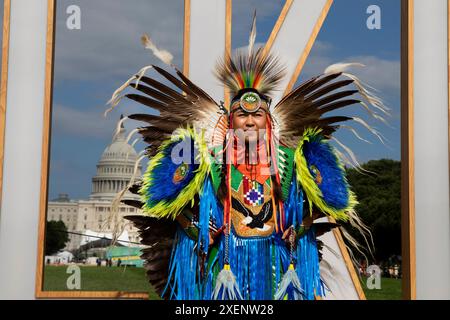 Ein indigener Künstler posiert für Fotografien während des Smithsonian Folklife Festivals in Washington D.C., USA, am 28. Juni 2024. Das Smithsonian Folklife Festival, das 1967 ins Leben gerufen wurde, ist eine internationale Ausstellung zum lebendigen kulturellen Erbe, die jährlich im Sommer in Washington, D.C. in den Vereinigten Staaten präsentiert wird. Das diesjährige Festival „Indigenous Voices of the Americas: Celebrating the National Museum of the American Indian“ beleuchtet die lebendigen Traditionen der indigenen Völker. Quelle: Aashish Kiphayet/Alamy Live News Stockfoto