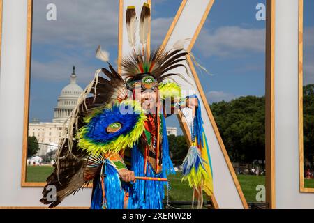 Ein indigener Künstler posiert für Fotografien während des Smithsonian Folklife Festivals in Washington D.C., USA, am 28. Juni 2024. Das Smithsonian Folklife Festival, das 1967 ins Leben gerufen wurde, ist eine internationale Ausstellung zum lebendigen kulturellen Erbe, die jährlich im Sommer in Washington, D.C. in den Vereinigten Staaten präsentiert wird. Das diesjährige Festival „Indigenous Voices of the Americas: Celebrating the National Museum of the American Indian“ beleuchtet die lebendigen Traditionen der indigenen Völker. Quelle: Aashish Kiphayet/Alamy Live News Stockfoto