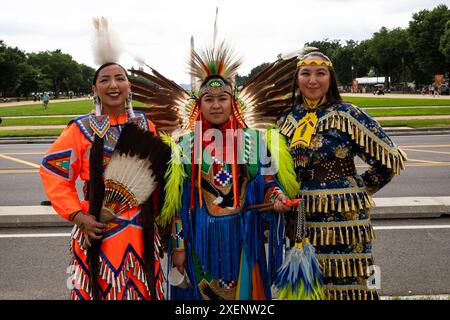 Indigene Künstler posieren für Fotografien während des Smithsonian Folklife Festivals in Washington D.C., USA, am 28. Juni 2024. Das Smithsonian Folklife Festival, das 1967 ins Leben gerufen wurde, ist eine internationale Ausstellung zum lebendigen kulturellen Erbe, die jährlich im Sommer in Washington, D.C. in den Vereinigten Staaten präsentiert wird. Das diesjährige Festival „Indigenous Voices of the Americas: Celebrating the National Museum of the American Indian“ beleuchtet die lebendigen Traditionen der indigenen Völker. Quelle: Aashish Kiphayet/Alamy Live News Stockfoto