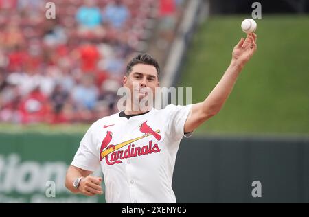 St. Louis, Usa. Juni 2024. Tyler Lyons, ehemaliger St. Louis Cardinals Pitcher, wirft ein zeremonielles erstes Pitch vor der Cincinnati Reds-St. Louis Cardinals im Busch Stadium in St. Louis am Freitag, 28. Juni 2024. Foto: Bill Greenblatt/UPI Credit: UPI/Alamy Live News Stockfoto