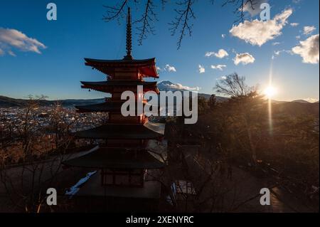 Shimoyoshida, Japan - 27. Dezember 2019. Außenaufnahmen der berühmten Chureito-Pagode und des fuji bei Sonnenuntergang. Stockfoto