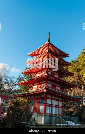 Shimoyoshida, Japan - 27. Dezember 2019. Außenaufnahmen der berühmten Chureito-Pagode. Stockfoto