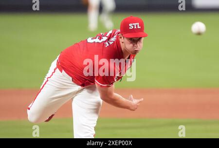 St. Louis, Usa. Juni 2024. Andre Pallante, der Starting Pitcher der St. Louis Cardinals, liefert den Cincinnati Reds im fünften Inning im Busch Stadium in St. Louis am Freitag, den 28. Juni 2024 ein Pitch. Foto: Bill Greenblatt/UPI Credit: UPI/Alamy Live News Stockfoto