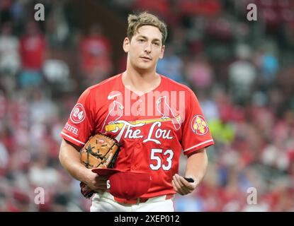 St. Louis, Usa. Juni 2024. Andre Pallante, der den Startkrug der St. Louis Cardinals startet, blickt auf sein Dugout und hat Probleme mit seinem Ohrstück im vierten Inning gegen die Cincinnati Reds im Busch Stadium in St. Louis am Freitag, den 28. Juni 2024. Foto: Bill Greenblatt/UPI Credit: UPI/Alamy Live News Stockfoto