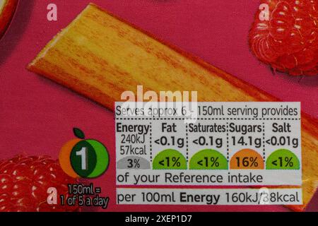 Nährwertangaben Ampelsystem Kennzeichnung farbcodierte Etiketteninformationen auf dem Karton mit Apfel-, Himbeer- und Rhabarbersaft von M&S Stockfoto