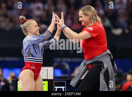 28. Juni 2024: Joscelyn Roberson hat ihren Coach Cécile Canqueteau-Landi nach ihrer Beam-Routine während des 1. Gymnastik-Olympischen Trials 2024 im Target Center in Minneapolis (MN) High Fives. Kyle Okita/CSM Stockfoto