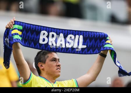 Las Vegas, NV, USA. Juni 2024. Ein brasilianischer Fan zeigt Unterstützung für sein Team vor dem Start des Spiels der CONMEBOL Copa America Group D Stage im Allegiant Stadium zwischen Paraguay und Brasilien am 28. Juni 2024 in Las Vegas, NV. Christopher Trim/CSM/Alamy Live News Stockfoto