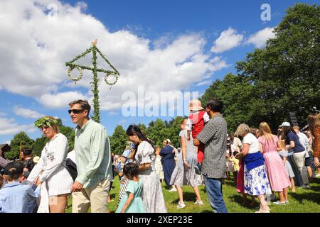 Mariefred, Schweden - 21. Juni 2024: Menschen bei der öffentlichen Mittsommerfeier. Stockfoto