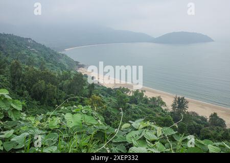 Da Nang, Vietnam - 6. Februar 2024: Blick über die tropischen Strände der Bucht von Nam Chon vom Hai Van Pass, Vietnam Stockfoto