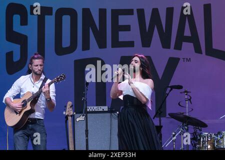 New York, New York, USA. Juni 2024. Conchita Wurst tritt am 28. Juni 2024 auf der Bühne Stonewall Day 2024 im Public Square & Gardens in Hudson Yards in New York auf (Bild: © Lev Radin/ZUMA Press Wire) NUR ZUR REDAKTIONELLEN VERWENDUNG! Nicht für kommerzielle ZWECKE! Stockfoto