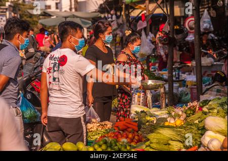 Beim Kauf von Panik tragen Kambodschaner während der COVID-Pandemie Schutzmasken beim Einkaufen. Der Russische Markt, Phnom Penh, Kambodscha. © Kraig Lieb Stockfoto