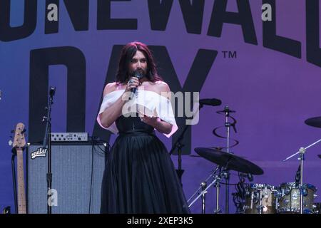 New York, USA. Juni 2024. Conchita Wurst tritt am 28. Juni 2024 auf der Bühne Stonewall Day 2024 im Public Square & Gardens in Hudson Yards in New York auf. (Foto: Lev Radin/SIPA USA) Credit: SIPA USA/Alamy Live News Stockfoto