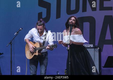 New York, USA. Juni 2024. Conchita Wurst tritt am 28. Juni 2024 auf der Bühne Stonewall Day 2024 im Public Square & Gardens in Hudson Yards in New York auf. (Foto: Lev Radin/SIPA USA) Credit: SIPA USA/Alamy Live News Stockfoto