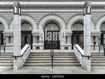 Treppen, die zur Stadthalle, zum Bundespostamt in brooklyn und zum Konkursgericht (cadman plaza) führen, Bögen, Säulen, Treppen (Gebäudeeingang) Stockfoto