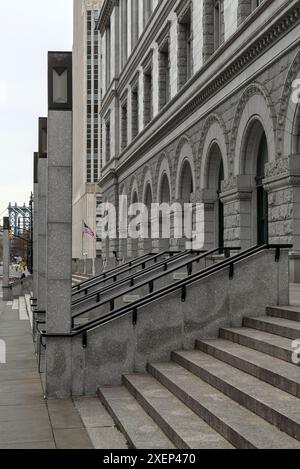 Treppen, die zur Stadthalle, zum Bundespostamt in brooklyn und zum Konkursgericht (cadman plaza) führen, Bögen, Säulen, Treppen (Gebäudeeingang) Stockfoto