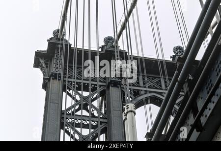 Blick auf die manhattan Bridge Fußgängerzone (Überführung über den hudson River zwischen brooklyn und manhattan) Radfahren, Radfahren, Wandern, Joggen Pfad in neuem Stockfoto